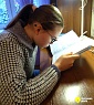Вера любит читать, но для этого девочке необходим видеоувеличитель